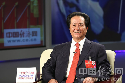 全國(guó)政協(xié)委員、全國(guó)工商聯(lián)副主席、香港中國(guó)商會(huì)主席、香港經(jīng)緯集團(tuán)董事局主席陳經(jīng)緯 （記者裴小閣 攝）