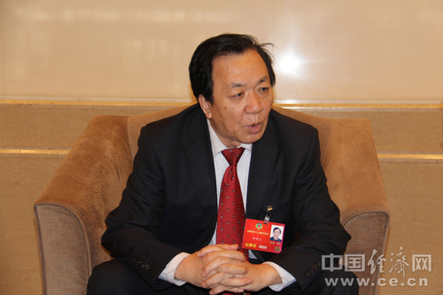 全國政協(xié)委員何香久接受記者采訪。