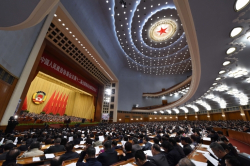 新華社照片，北京，2016年3月10日 
    全國(guó)政協(xié)十二屆四次會(huì)議舉行第二次全體會(huì)議 
    3月10日，全國(guó)政協(xié)十二屆四次會(huì)議在北京人民大會(huì)堂舉行第二次全體會(huì)議。
    新華社記者 楊宗友 攝