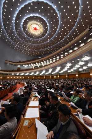 新華社照片，北京，2016年3月10日 
    全國政協(xié)十二屆四次會議舉行第二次全體會議 
    3月10日，全國政協(xié)十二屆四次會議在北京人民大會堂舉行第二次全體會議。
    新華社記者 楊宗友 攝
