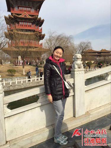 臨近畢業(yè)，當(dāng)大多數(shù)大學(xué)生還在為考研、找工作而努力時(shí)，安徽大學(xué)化學(xué)化工學(xué)院2012級(jí)的“美女學(xué)霸”王一茗，已經(jīng)陸續(xù)收到12所美國(guó)名校的博士錄取通知書，這其中，就有全美排名第六的UIUC大學(xué)?？蓜e以為“學(xué)霸”只會(huì)死讀書，這位22歲的“美女學(xué)霸”除了愛(ài)泡在實(shí)驗(yàn)室，休閑時(shí)最愛(ài)的還是“看美劇”。
