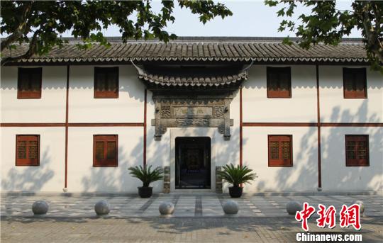 內(nèi)史第濃縮了百年來上海融匯中外文化的“密碼”，雖然不在十里洋場(chǎng)的中心地帶，卻不妨礙其成為上海最具傳奇色彩的宅子之一?！」俜健z