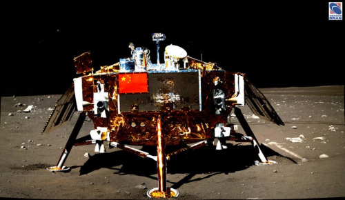 圖為“嫦娥-3號(hào)”著陸器，照片由玉兔號(hào)月球車全景相機(jī)拍攝。 圖像來源：中國科學(xué)院國家天文臺(tái)月球與深空探測研究部官網(wǎng)