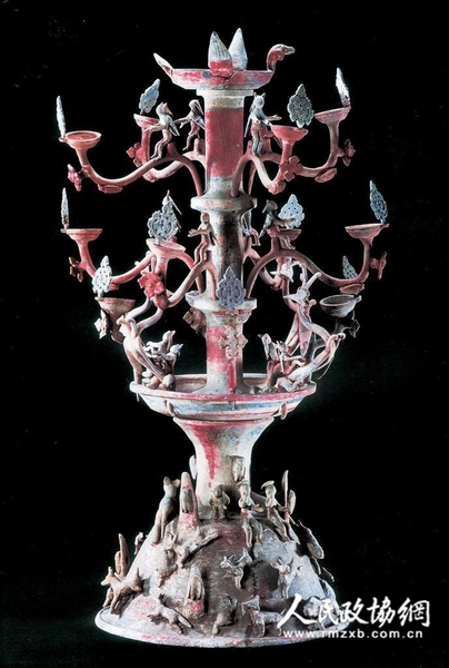 東漢陶質彩繪百花燈，1972年出土于洛陽澗西七里河漢墓，現(xiàn)藏于洛陽博物館。