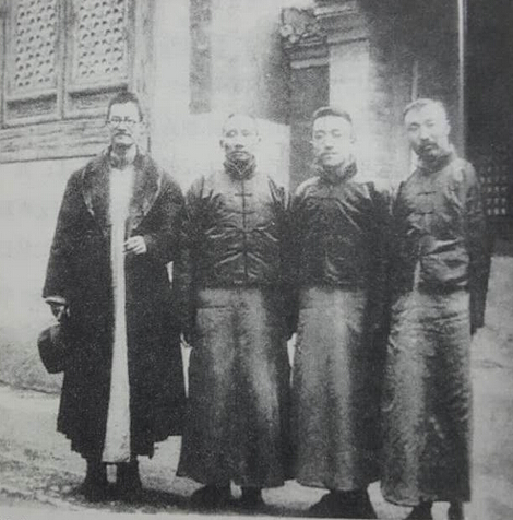 1920年蔡元培（左二）、胡適（右二）、李大釗（右一）等合影。這3人都在《新青年》雜志的發(fā)展壯大中起了積極作用。