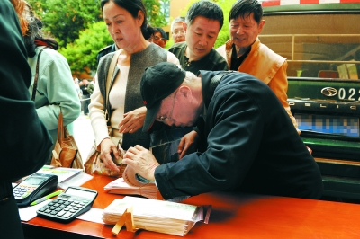 郵迷排長隊(duì)六張郵票迎立夏