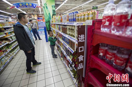 5月8日，山西太原，民眾在超市選購進(jìn)口商品。 <a target='_blank' href='http://www.chinanews.com/'>中新社</a>記者 張云 攝