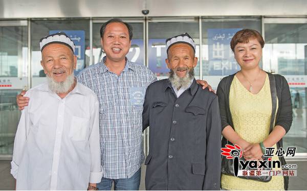 6月29日12時許，烏魯木齊地窩堡國際機場，陳沸湃、曾麗娟夫婦與麥麥提·伊萊克（右二）和吾拉音·色買提（左一）在機場出口合影。亞心網(wǎng)記者陳峰攝