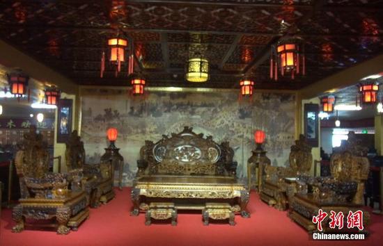 圖為標(biāo)價1.98億元人民幣的黃花梨沙發(fā)。