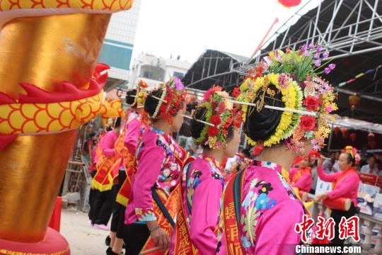 6月2日，福建泉州蟳浦媽祖宮廟——順濟宮重修落成慶典儀式舉行，蟳埔女頭上戴著鮮花串成的“簪花圍”成了“移動的花?！??！×戊o 攝
