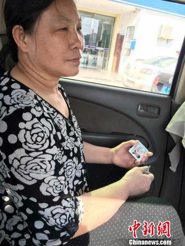 王女士坐上警車給兒子送身份證?！∫φ衲小z