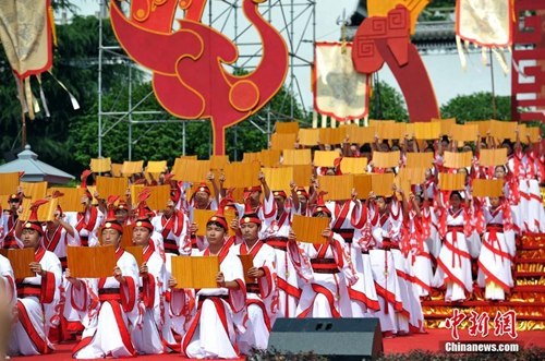 資料圖：屈原故里湖北秭歸再現(xiàn)楚國端午祭。<a target='_blank' href='http://www.chinanews.com/'>中新社</a>記者 張暢 攝