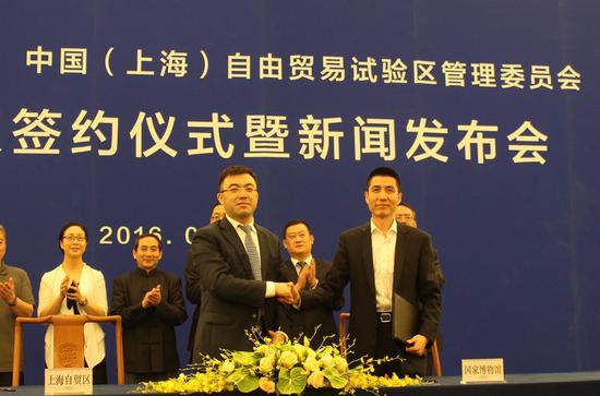 　　左：上海自貿(mào)區(qū)國(guó)際文化投資發(fā)展有限公司總經(jīng)理 胡環(huán)中；右：國(guó)博(北京)文化產(chǎn)業(yè)發(fā)展中心總經(jīng)理 蔣名未