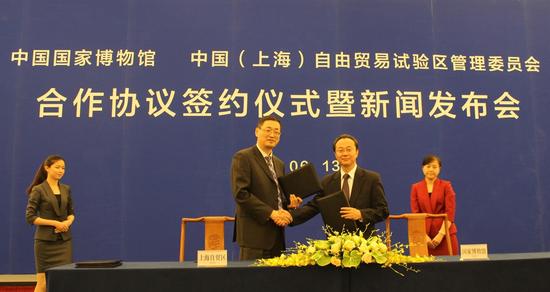 左：中國(guó)(上海)自由貿(mào)易試驗(yàn)區(qū)管委會(huì)副主任 王辛翎；右：中國(guó)國(guó)家博物館副館長(zhǎng) 李六三
