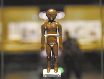 成都市博物館展出的鎮(zhèn)館之寶，西漢的人體經(jīng)穴漆木俑