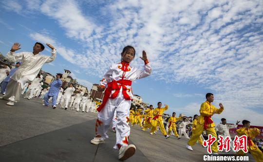 少年太極拳愛好者在江西都昌縣一廣場上表演太極拳。　傅建斌　攝