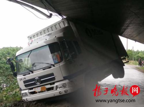 男子發(fā)現(xiàn)初戀已為人妻 悲傷過(guò)度駕車撞上高架橋