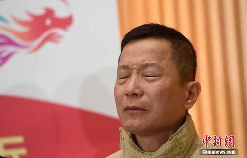 6月23日晚11時30分，香港特區(qū)政府消防處處長黎文軒回應(yīng)九龍?zhí)源蠊I(yè)村火災(zāi)事件，談及殉職的消防員時一度落淚。淘大工業(yè)村一迷你倉庫發(fā)生四級火，截止24日凌晨1時，焚燒超過60小時仍未撲滅，已有兩名消防員在本次火災(zāi)中殉職。 中新社記者 張宇 攝