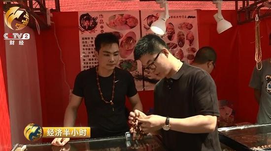 曹荻明打理著家里的一家老字號(hào)的文玩店，幾乎每個(gè)潘家園的集日他都會(huì)來(lái)逛逛，有時(shí)是為了撿漏、進(jìn)貨，更多的時(shí)候是為了感受一下市場(chǎng)的行情。