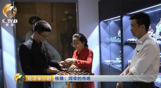 曹荻明拿出店里僅剩的這幾串橄欖核，笑稱(chēng)，每一串都是橄欖核行情由火爆到冰冷的縮影。