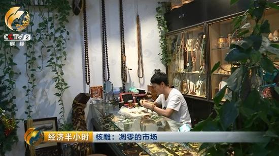這家店的老板娘十多年前就開(kāi)始做橄欖核生意，也幸運(yùn)地趕上了橄欖核從不為人知到坐地升值的行情。