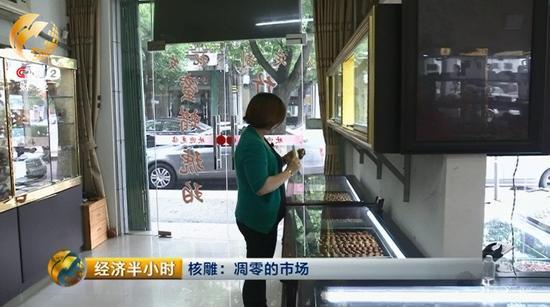 一個(gè)上午，阿杜的店里都沒(méi)有幾個(gè)人上門(mén)，阿杜告訴我們，從去年開(kāi)始，這種情形就已經(jīng)是家常便飯了。