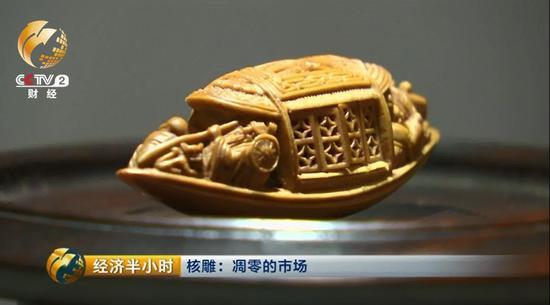 人越聚越多，買(mǎi)賣(mài)興隆，核雕價(jià)格也節(jié)節(jié)攀升，從幾百元漲到幾千元，又從幾千元躥到幾萬(wàn)元，很多原本不是從事核雕的工匠，也紛紛轉(zhuǎn)行來(lái)雕刻橄欖核。
