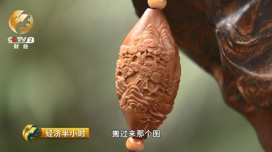 傳統(tǒng)的橄欖核作品往往只有人物，他現(xiàn)在在作品上增加了風(fēng)景和動(dòng)物等元素，同時(shí)也在研究借鑒竹雕、木雕的刀法來(lái)把橄欖核雕刻得更加細(xì)致。