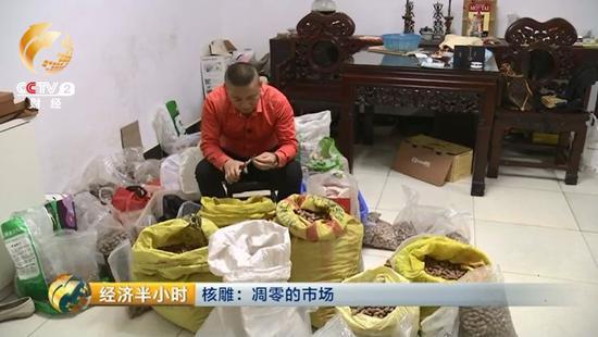 這天傍晚，當(dāng)記者來(lái)到他家時(shí)，他正在整理囤在家里的橄欖核。
