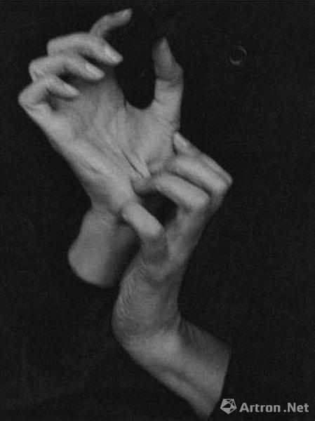 Alfred Stieglitz 《Georgia O’Keeffe （Hands） 》（1919），2006年2月在紐約蘇富比拍賣會拍得147萬美元。