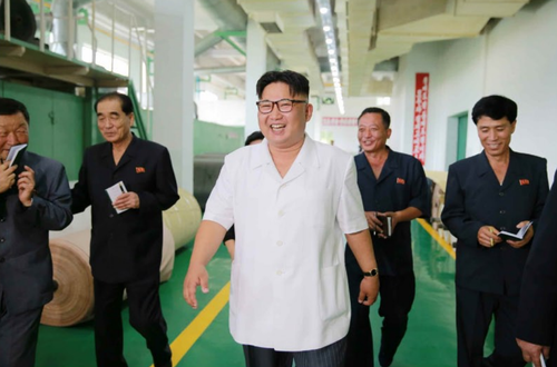 金正恩視察平城合成皮革工廠，稱其是國家工廠的典范（網(wǎng)頁截圖）