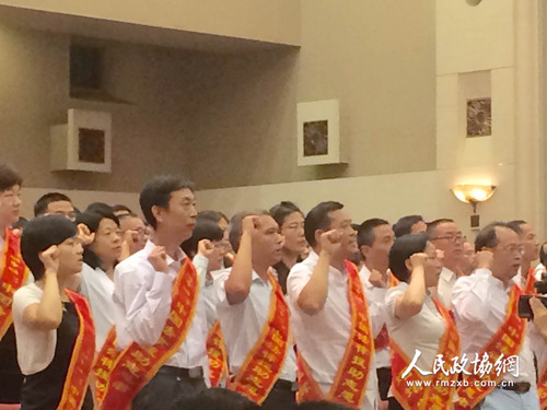 參加2016年扶貧攻堅、“1十1”中國法律援助的志愿者們在莊嚴(yán)的人民大會堂內(nèi)集體宣誓。梓涵攝影