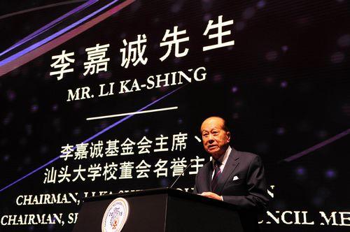 李嘉誠(chéng)向香港數(shù)千名考生“派錢”每人5000港元