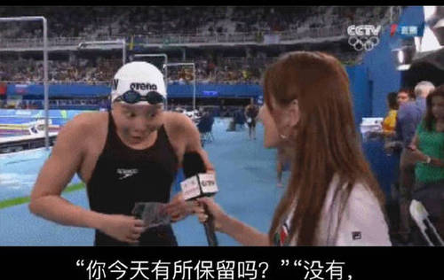 女子100仰半決賽中，中國(guó)選手傅園慧以58秒95的好成績(jī)獲第三，晉級(jí)決賽！她可能是這屆奧運(yùn)會(huì)第一個(gè)還沒(méi)開(kāi)始決賽就出名的中國(guó)運(yùn)動(dòng)員了。