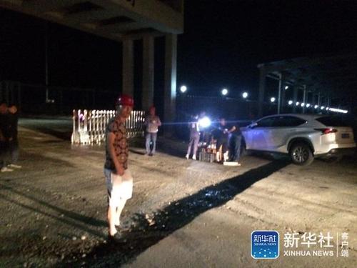 事故地點(diǎn)距離高速路口約7公里左右。記者從高速路路口下來，即有警方在沿途路口把守。在廠區(qū)門口，該公司組織近30人在現(xiàn)場(chǎng)阻攔人員進(jìn)出并且阻擋記者拍照。