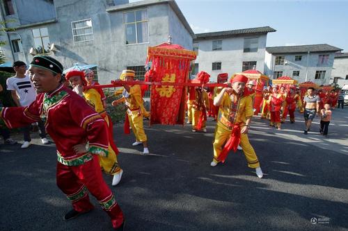 女兒會(huì)分為對(duì)歌相親、考驗(yàn)定親、拔河爭(zhēng)親、拜堂成親四部分。
