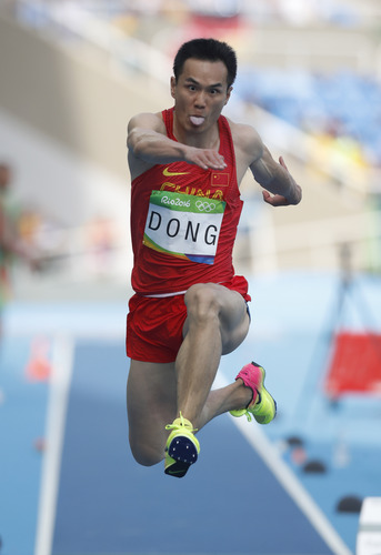 8月16日，在2016年里約奧運會田徑男子三級跳遠的比賽中，中國選手董斌獲得銅牌。新華社發(fā)