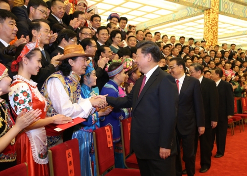 8月18日晚，第五屆全國(guó)少數(shù)民族文藝會(huì)演開幕式文藝晚會(huì)在北京人民大會(huì)堂隆重舉行，習(xí)近平、李克強(qiáng)、俞正聲、劉云山等黨和國(guó)家領(lǐng)導(dǎo)人出席觀看。演出開始前，習(xí)近平等會(huì)見了各民族演職人員代表。
