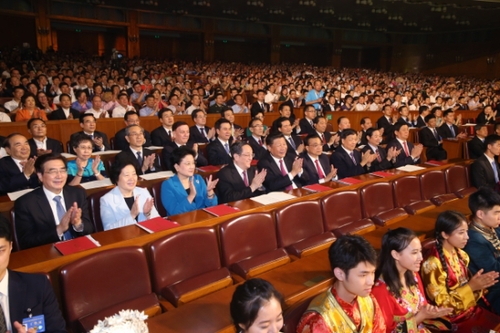 8月18日晚，第五屆全國(guó)少數(shù)民族文藝會(huì)演開幕式文藝晚會(huì)在北京人民大會(huì)堂隆重舉行，習(xí)近平、李克強(qiáng)、俞正聲、劉云山等黨和國(guó)家領(lǐng)導(dǎo)人出席觀看。姚大偉