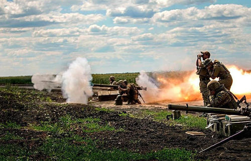 烏軍無后坐力炮陣地依次開火。