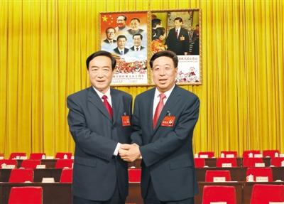 8月28日下午，自治區(qū)召開全區(qū)領(lǐng)導(dǎo)干部會議，宣布中央決定：吳英杰同志任西藏自治區(qū)黨委書記，陳全國同志不再擔(dān)任西藏自治區(qū)黨委書記、常委、委員職務(wù)。這是吳英杰和陳全國親切握手。本報(bào)記者 姚海全 洛桑 攝