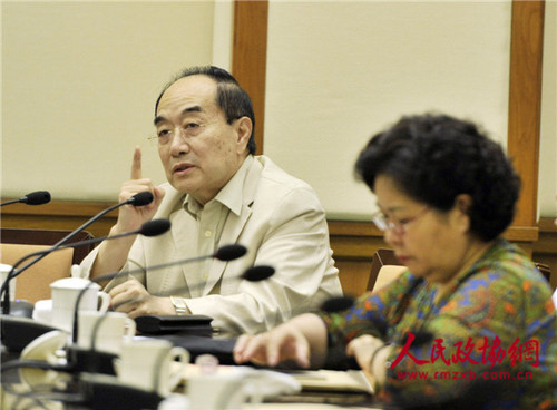 葉少蘭常委在“建設德藝雙馨的文藝隊伍”專題分組討論會上發(fā)言