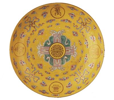 黃地粉彩描金萬壽無疆盤。