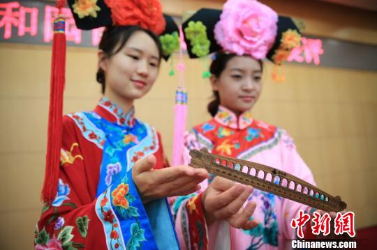 首屆北京頤和園特色旅游文創(chuàng)產(chǎn)品展評(píng)，30日在京揭曉。經(jīng)過專家團(tuán)評(píng)審，十七孔橋御尺獲得第一名。圖為木質(zhì)的十七孔橋御尺。　曾鼐　攝