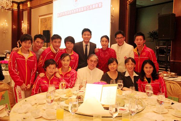 霍震霆委員（前左三）與內(nèi)地奧運精英代表團(tuán)在一起。