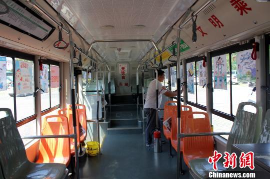 公交車廂內張貼的各類防騙漫畫，惟妙惟肖通俗易懂?！≈苄≡?攝