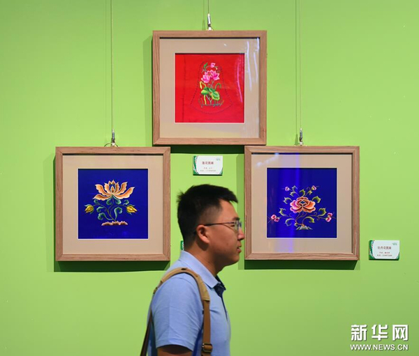 9月5日，觀眾從一組蒙古族傳統(tǒng)刺繡作品前走過。
