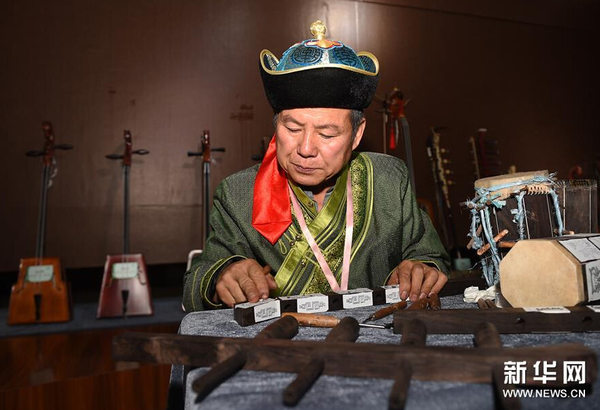 9月5日，內(nèi)蒙古自治區(qū)級傳承人胡慶海展示蒙古族拉弦樂器制作過程。