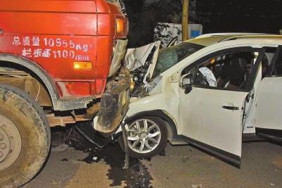 鄭州醉駕男子連撞兩車打罵交警 噴辣椒水也無濟于事