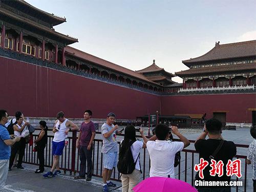 游客在故宮午門外拍照。中新網(wǎng)記者 宋宇晟 攝